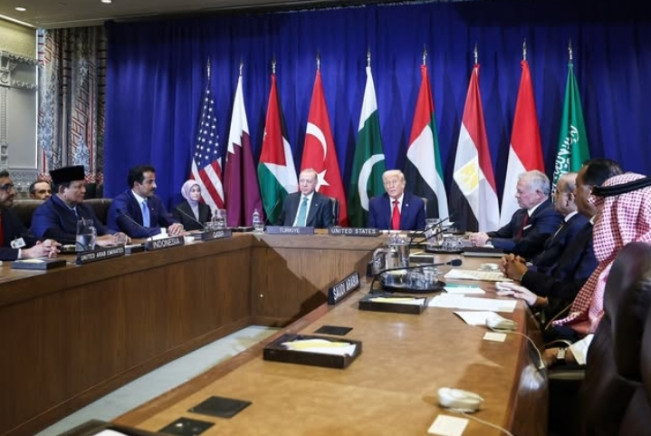 Presiden RI Prabowo Subianto bersama para pemimpin negara lain dalam rangkaian Sidang Majelis Umum ke-80 Perserikatan Bangsa-Bangsa (PBB) di New York. [Instagram]